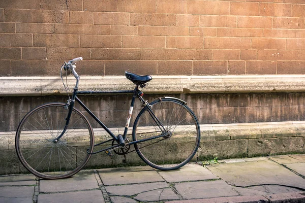 Vintage παλιό ποδήλατο ενάντια στον τοίχο — Φωτογραφία Αρχείου