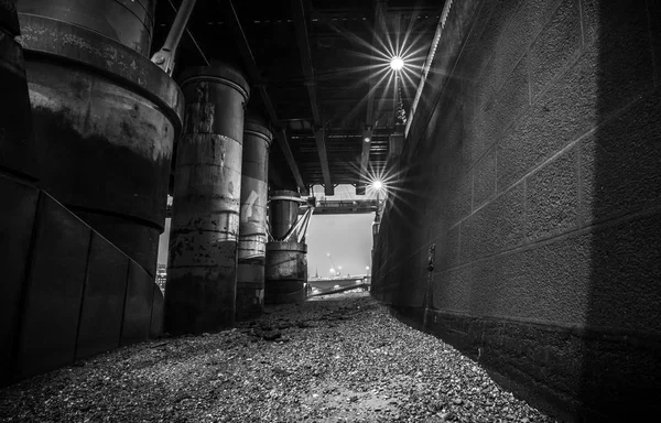 Hungerford betonnen en stalen pilaren brug bij embankment — Stockfoto