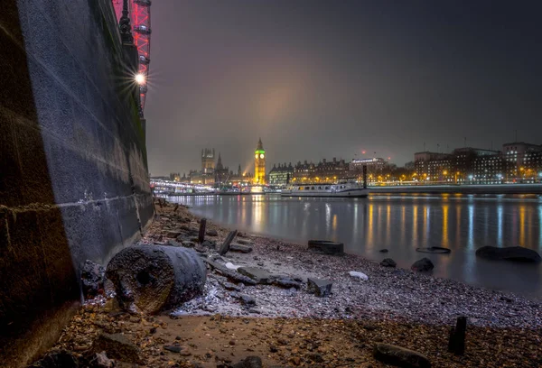 Paisaje urbano de Londres desde la playa del río Támesis en marea baja — Foto de Stock