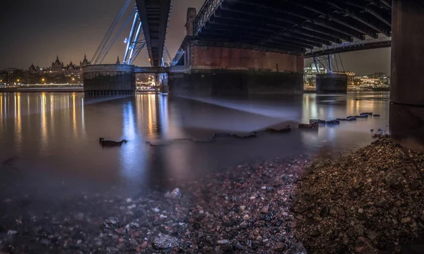 Hungerford y el puente dorado del Jubileo en el terraplén — Foto de Stock