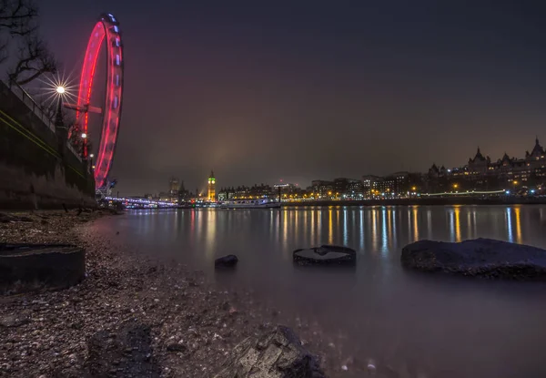 Paisaje urbano de Londres desde la playa del río Támesis en marea baja —  Fotos de Stock