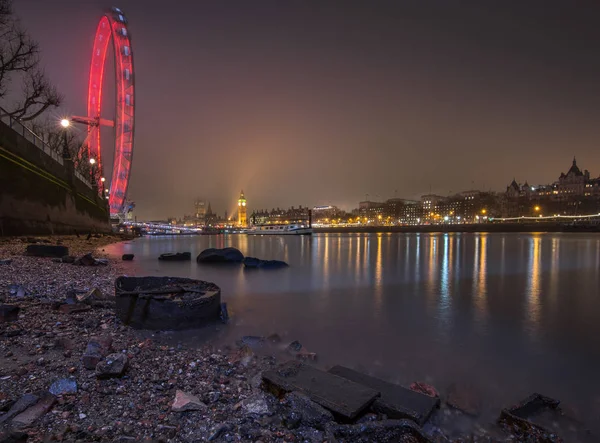 Londons Stadtbild vom Themse River Beach bei Ebbe — Stockfoto