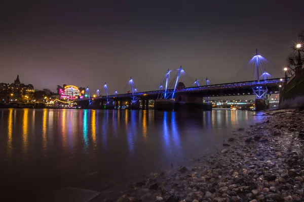 Hungerford und goldene Jubiläumsbrücke am Damm — Stockfoto