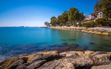 Germasogia, Limassol, berrak Denizi suları ile manzara mavi plaj 