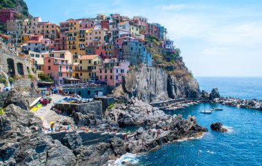 Vernazza Köyü ve liman Cinque Terre, İtalya