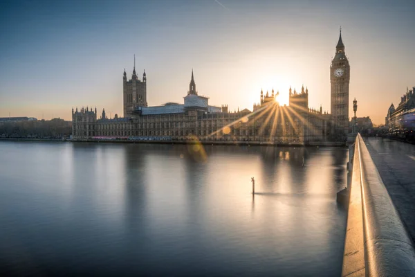 Big Ben y las Casas del Parlamento en Londres — Foto de Stock