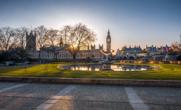 Big Ben y las Casas del Parlamento en Londres — Foto de Stock