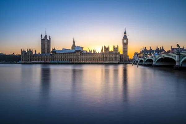 Big Ben'e ve Parlamento Londra'da