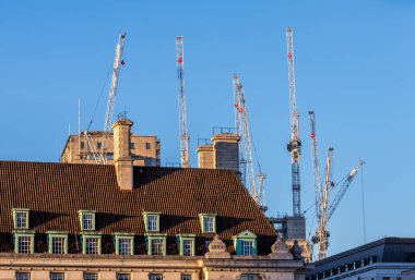  Londra 'da Waterloo alanı üzerinde yükselen Vinçler