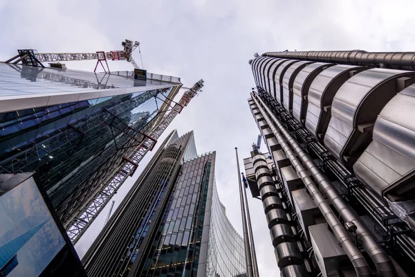 Λονδίνο, Ηνωμένο Βασίλειο - 29 Μαρτίου 2017: Η Lloyds, Willis και Scapel ουρανοξύστες στο City του Λονδίνου — Φωτογραφία Αρχείου