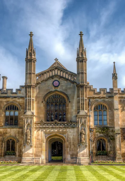 Cambridge, Verenigd Koninkrijk - 27 maart 2016: De ingang van het Corpus Christ college — Stockfoto