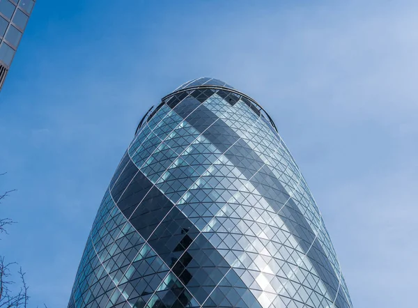 Londres, Reino Unido - 3 de abril de 2016: El rascacielos Gherkin en 30 st Mary axe street — Foto de Stock