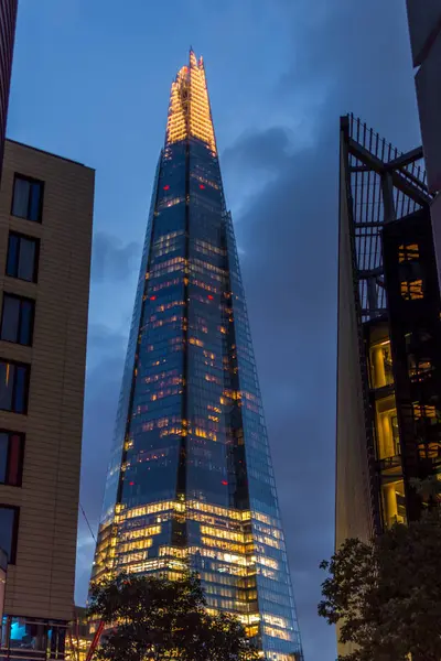 Λονδίνο, Ηνωμένο Βασίλειο - Οκτώβριος 4, 2016: Φώτα για το θραύσμα ουρανοξύστη στο σούρουπο — Φωτογραφία Αρχείου