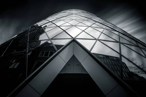 London, Storbritannien - 29 mars: Hög vinkel syn på gurkan skyskrapan — Stockfoto