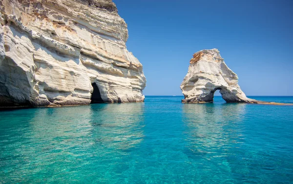 Formations rocheuses et grottes marines sur le rivage Kleftiko à Milos, Gr — Photo