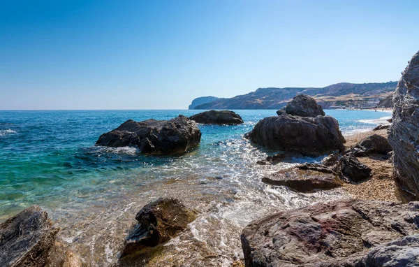在水晶般清澈 turquise 水域的 Mi paliochori 海滩岩 — 图库照片