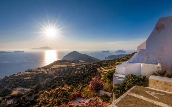 Olarak görülen doğal günbatımı Plaka kasabasından Milos island, Yunanistan