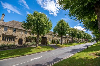 Burford, İngiltere - 30 Temmuz 2017: Burford köyün ana caddesi 