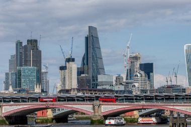 Londra, İngiltere - 05 Ağustos 2017: Blackfriars köprüden ve ısıtmak