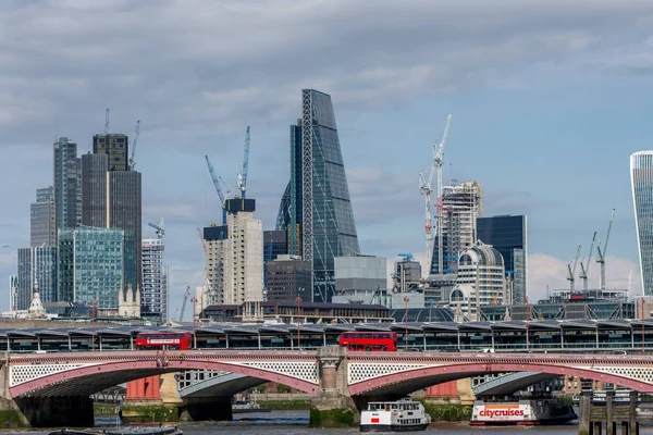 Лондон, Великобритания - 5 августа 2017 г.: Мост Блэкфрайерс и небоскребы — стоковое фото