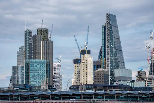 London, Egyesült Királyság - augusztus 05, 2017: skyscrappers, a City of London daruk — Stock Fotó