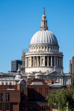Güneşli bir öğleden sonra Londra'daki ikonik St Paul Katedrali