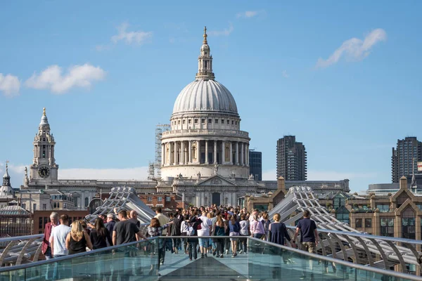 Londra, İngiltere - 05 Ağustos 2017: İnsanlar yürürken, insanlar St Paul Katedrali — Stok fotoğraf