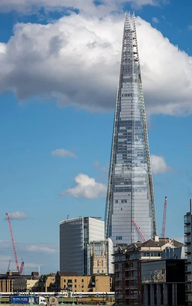 Londra, İngiltere - 05 Ağustos 2017: Londo içinde bina ikonik "Shard" — Stok fotoğraf