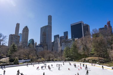 New York City, bize - Mart, 31 2018: İnsanlar buz pateni Wollma içinde