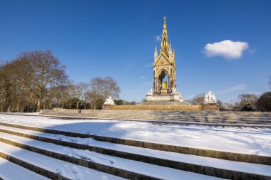 Hyde Park 'taki Kraliyet Albert Anıtı karla kaplı