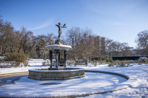 La fontaine Artemis à la roseraie de Hyde Park, Londres couverte Image En Vente