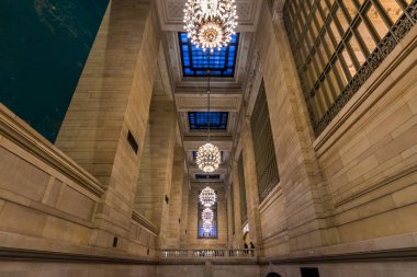 New York, bize - 28 Mart 2018: Tavan ve New York'ta ikonik Merkez istasyonunda avizeler