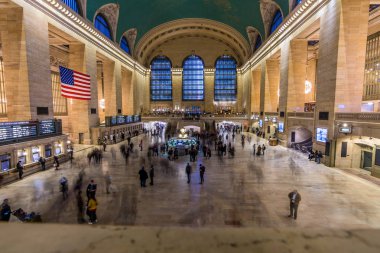 New York, bize - 28 Mart 2018: Taşıt ve New York'ta ikonik Merkez istasyonunda rush hour sırasında turist