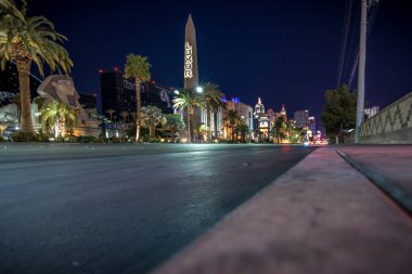 Las Vegas, bize - 28 Nisan 2018: Ünlü Luxor piramit hotel Las Vegas gece karanlığında görüldüğü gibi