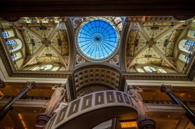 Las Vegas, bize - 28 Nisan 2018: Ceasars palace hotel Las Vegas ünlü Forum Mağazalar iç