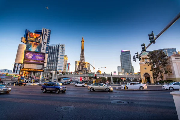 Las Vegas, ons - April 28, 2018: Toeristen en verkeer op Las vegas boulevard zoals gezien in de schemering — Stockfoto