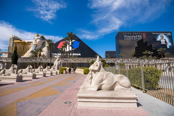 Las Vegas, Stati Uniti - 26 aprile 2018: Il famoso hotel piramidale Luxor a Las Vegas — Foto Stock