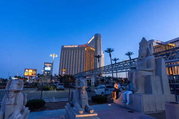 Las Vegas, nas - 28 kwietnia 2018: Słynny hotel Mandalay bay w Las vegas jak widać o zmierzchu z przodu Luxor — Zdjęcie stockowe