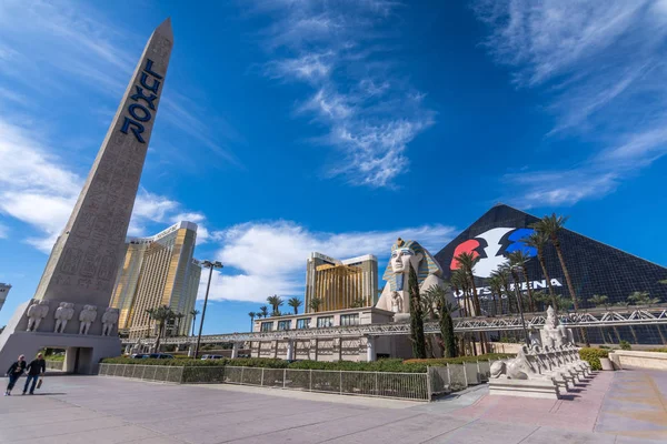 Las Vegas, nas - 26 kwietnia 2018: Słynne piramidy hotel Luxor w Las Vegas — Zdjęcie stockowe