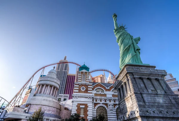 Las Vegas, EE.UU. - 27 de abril de 2018: La estatua de la libertad se replica en el hotel de Nueva York en Las Vegas como se ve en un día soleado — Foto de Stock