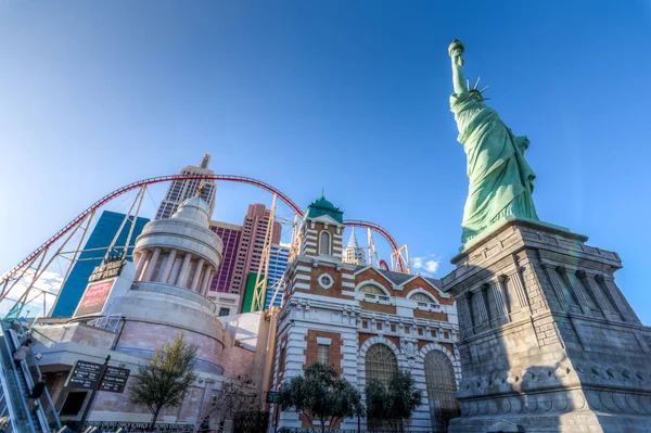Las Vegas, EE.UU. - 27 de abril de 2018: La estatua de la libertad se replica en el hotel de Nueva York en Las Vegas como se ve en un día soleado — Foto de Stock