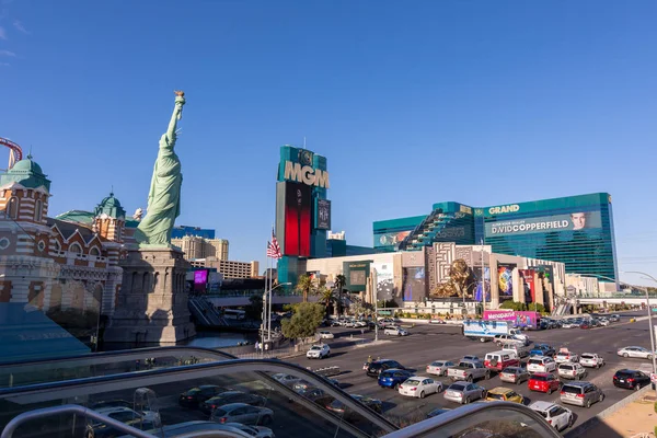 Las Vegas, Us -, 27 April 2018: Het standbeeld van vrijheid replica bij het New York New York hotel in Las Vegas zoals te zien op een zonnige dag — Stockfoto