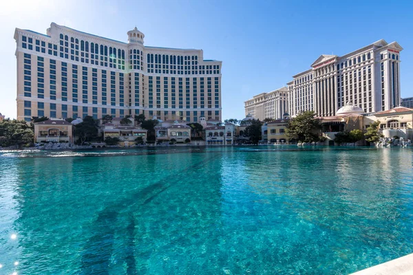 Las Vegas, Estados Unidos - 27 de abril de 2018: El famoso lago y hotel Belagio en Las Vegas visto en un día soleado — Foto de Stock