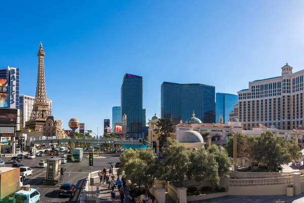 Las Vegas, ons - 27 April, 2018:Tourists en verkeer op Las vegas boulevard zoals te zien op een zonnige dag — Stockfoto