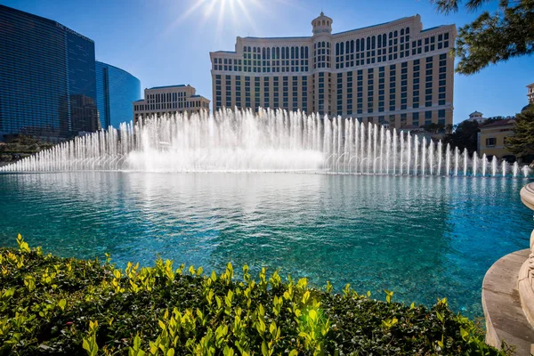 Las Vegas, EE.UU. - 27 de abril de 2018: Las famosas fuentes de Belagio y el hotel en Las Vegas como se ve en un día soleado — Foto de Stock