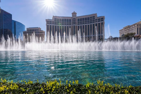 Las Vegas, Stati Uniti - 27 aprile 2018: Le famose fontane e hotel di Belagio a Las Vegas viste in una giornata di sole — Foto Stock