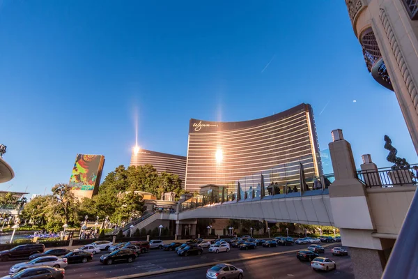 Las Vegas, EE.UU. - 27 de abril de 2018: Reflexiones de los famosos hoteles Whynn y Encore en Las Vegas en un día soleado — Foto de Stock