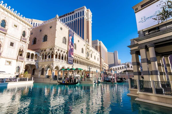 Las Vegas, Stati Uniti - 27 aprile 2018: I turisti visitano il famoso hotel Venician di Las Vegas in una giornata di sole — Foto Stock