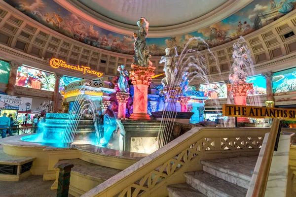 Las Vegas, bize - 28 Nisan 2018: Ünlü Ceasars palace otel Las Vegas Atlantis iç Çeşmesi göster