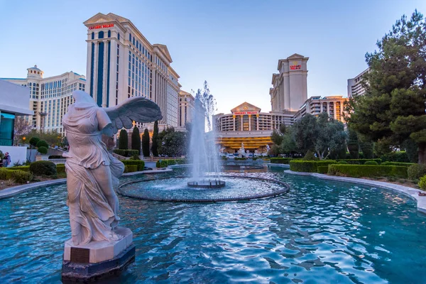 Las Vegas, Stati Uniti - 28 aprile 2018: Las Vegas, Stati Uniti - 28 aprile 2018: La fontana anteriore esterna dell'hotel Ceasars Palace — Foto Stock